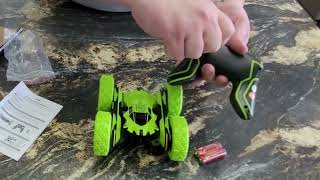 How to install batteries and turn on RC stunt car screenshot 2