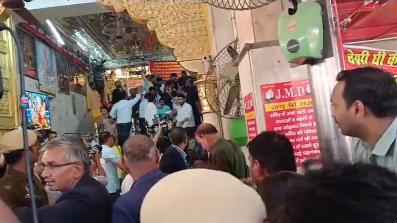 केजरीवाल को कोर्ट से राहत मिलने के बाद पहुंचे Hanuman Mandir | कौन कौन पहुंचा साथ?