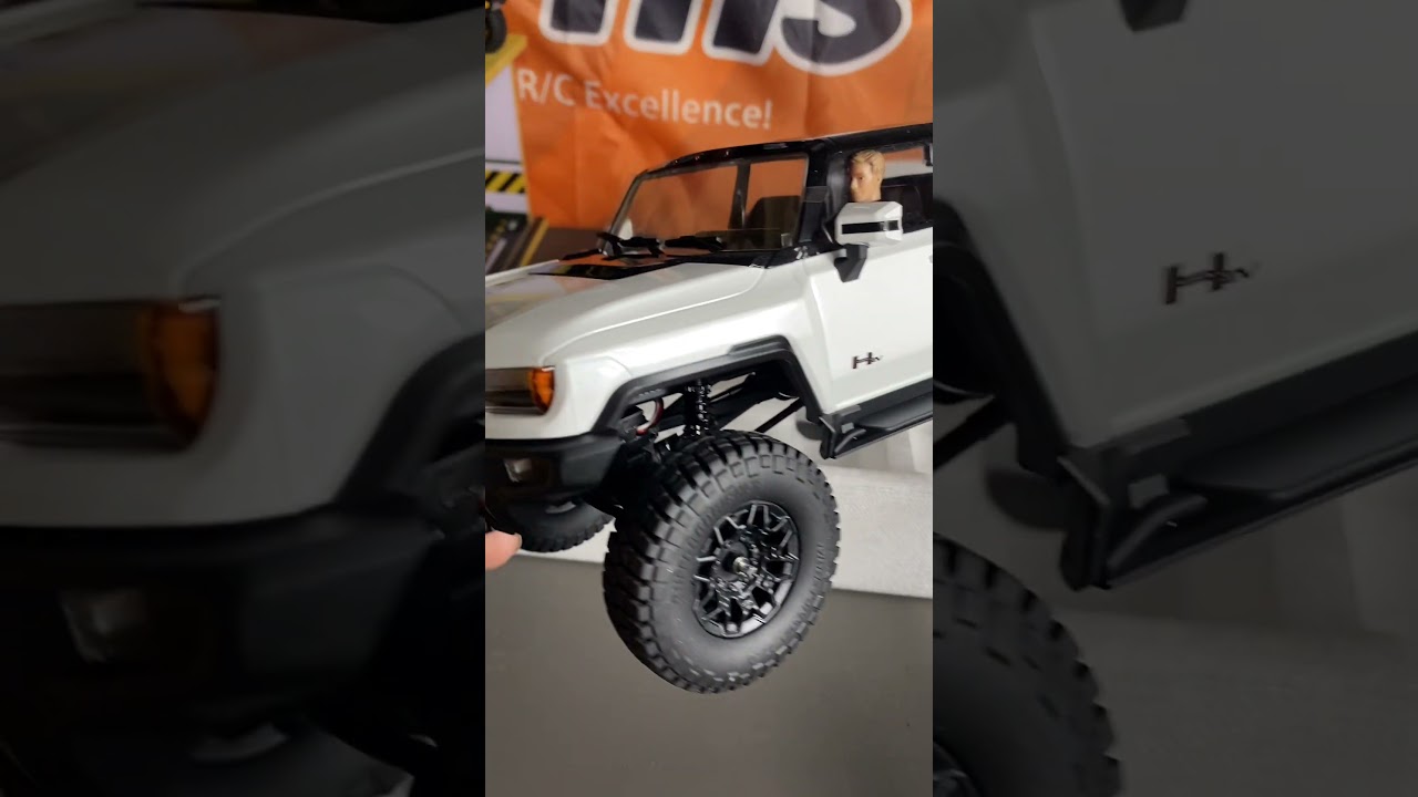 Uboxing rc car: Our Hummer EV comes with a fully detailed interior and a bonus driver figure! 🚗