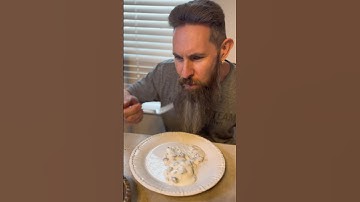 Aussie tries “biscuits and gravy” for the first time. 🇦🇺🇺🇸😎