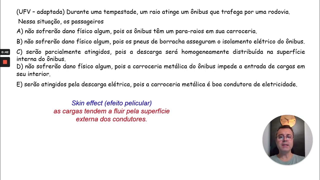 UFV Durante uma tempestade, um raio atinge um ônibus que trafega por uma rodovia YouTube UFV Durante uma tempestade, um raio atinge um ônibus que trafega por uma rodovia YouTube