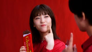 浜辺美波、吉沢亮と心の声で会話！？　阿吽の呼吸でセリフ無し撮影に挑戦　ロッテ「ガーナチョコレート」新CM