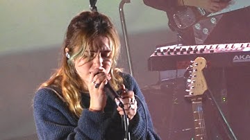 Clairo - Impossible / Softly, Paradiso Noord 16-12-2019