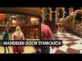 Storing bij eftelingattractie symbolica bezoekers lopen door de decors