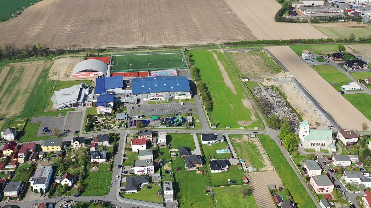 Pohledem z dronu, Kravaře a místní část Kouty