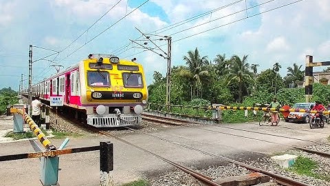 Heavy Traffic Jam at Railgate | Back to Back Honking EMU Local Train skip Busy Level Crossing