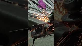 Grinding welding slags to make axle surface smooth #trailerparts #traileraxles #reboque #remolques