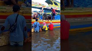 ABK KM.PERINTIS LAGI TRANSAKSI #nelayanindonesia #nelayanpuger #nelayanmuncar #shrots #nelayantv