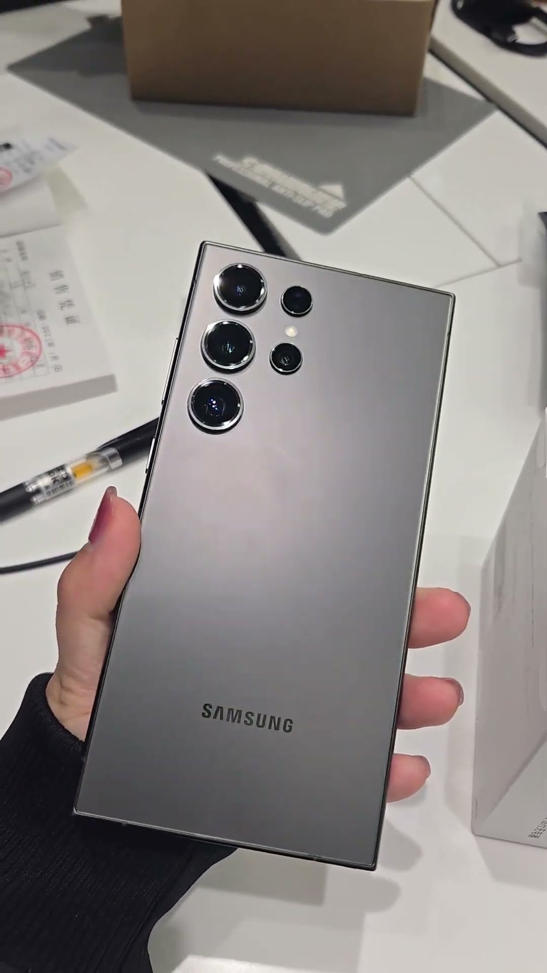 The handsome guy said he liked this phone, Samsung s24ultra.