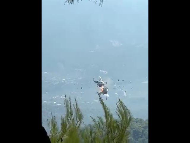 Ψάθα - Η στιγμή της σύγκρουσης των δύο πυροσβεστικών ελικοπτέρων