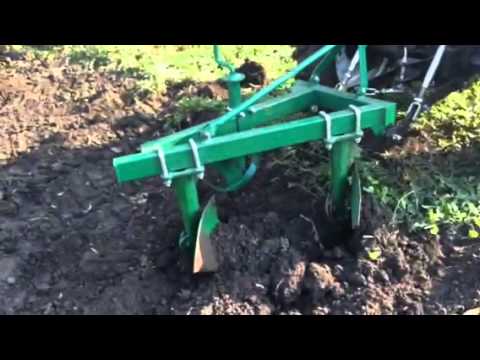 Мы с сыном на мини-тракторе пашем огород!!