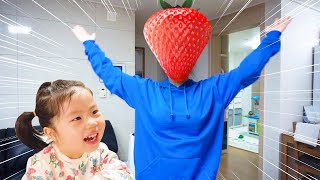엄마가 딸기로 변했어요! 🍓딸기 얼굴로 신나게 춤춰요 신나는 딸기엄마 Mom Turned Into Strawberry Face स्ट्रॉबेरी चेहरा।