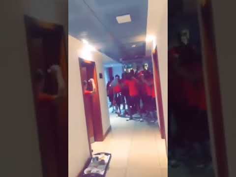 لاعبين المتخب المغريبي المحليين يحتفلون مع كريم باعدي لأنه أخد أفضل لاعب في مبارة