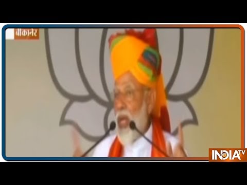 Priyanka Gandhi के सांप से खेलने वाली तस्वीरों पर PM Modi का तीखा हमला !