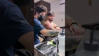 Que los tatuadores disfruten hacernos sufrir les viene en la sangre! Que los tatuadores disfruten hacernos sufrir les viene en la sangre!