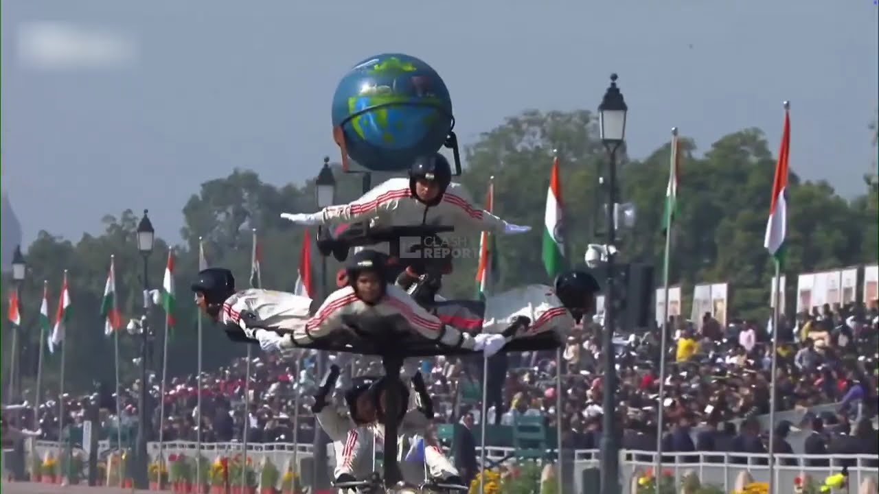 Выступления индийских военных каскадеров на мотоциклах во время парада в честь Дня Республики 202...