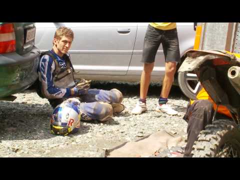 Video: Red Bull Romaniacs 2010: Si Chris Birch ay nanalo sa isang karera ng putik at tubig