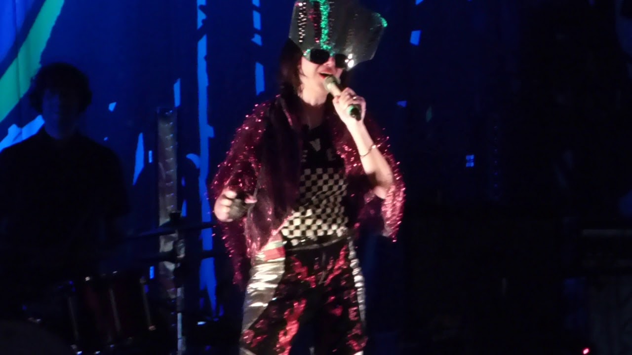 Yeah Yeah Yeahs Heads Will Roll Live Performance The Growlers 6