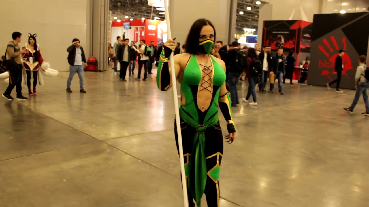 Muscular Mortal Kombat Jade Cosplay At Comic Con 2017 Youtube