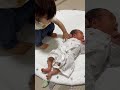姉の手をギュッと握る弟【1歳と新生児】 #shorts #赤ちゃん #年子育児 #baby #育児 #marin_movies #まりんの日常