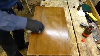 Renovace starožitného nábytku šelakem ve vysokém lesku pomocí tampónu