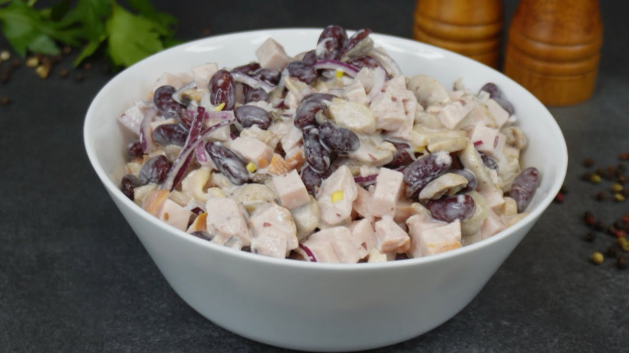 Ингредиенты для салата 'Минутный', разложенные на столе