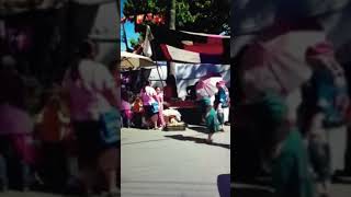 Señora bailando en el tianguis 😂