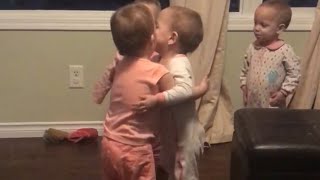 Babies hugging babies - 980694 Resimi