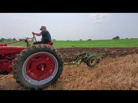 1954 Farmall Super H pulling at Deer Creek Sodbusters - YouTube
