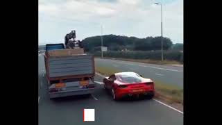 Ferrari fugindo da polícia Passa por baixo de caminhão #shorts Tuning car