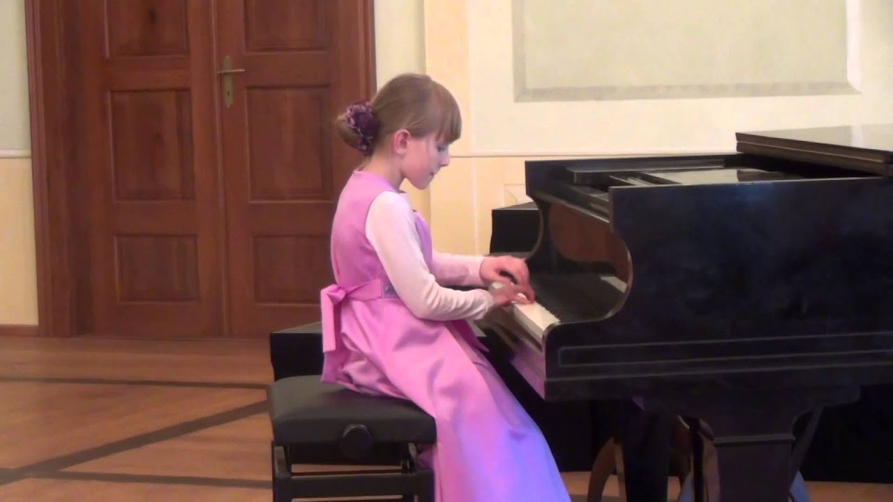 Koncert na zámku v Děčíně (6.5.2014) - Lenička hraje na klavír