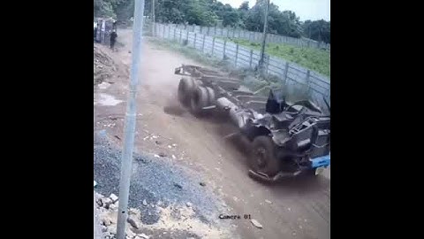 caminhão tombando na estrada #shorts