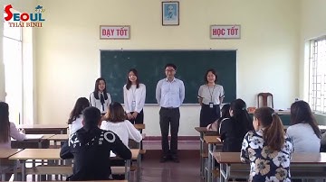 Giáo viên người Hàn Quốc của trường Hàn Ngữ Seoul chào hỏi học viên mới