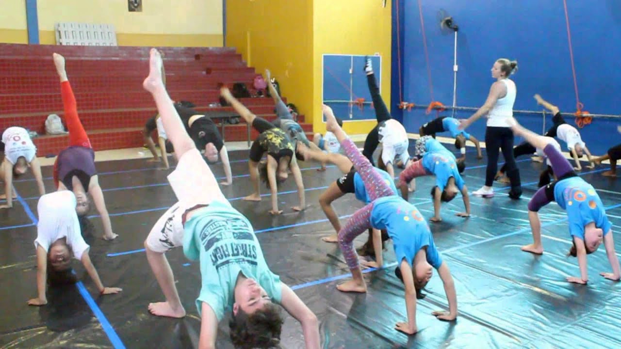 Aula de contorcionismo - Circo da Alegria - Paula Bombonatto