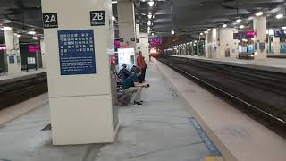 5586次經由海線開往七堵的E209單電頭+連假加班八節復興號，和1252次開往基隆的EMU813+EMU814微笑號區間車