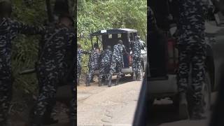 Caught on Camera: Nigerian Police officers push van after breakdown on duty #nigerianpolice #shorts