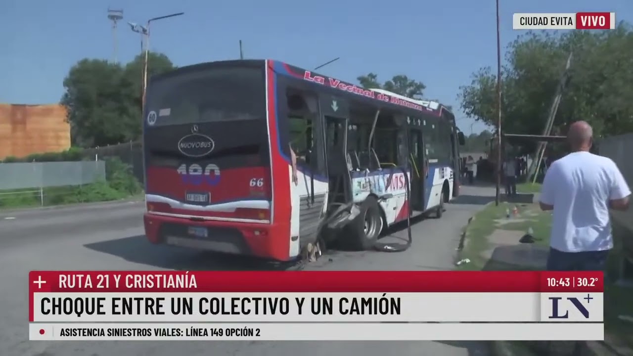 Fuerte choque entre un colectivo y un camión en Ciudad Evita