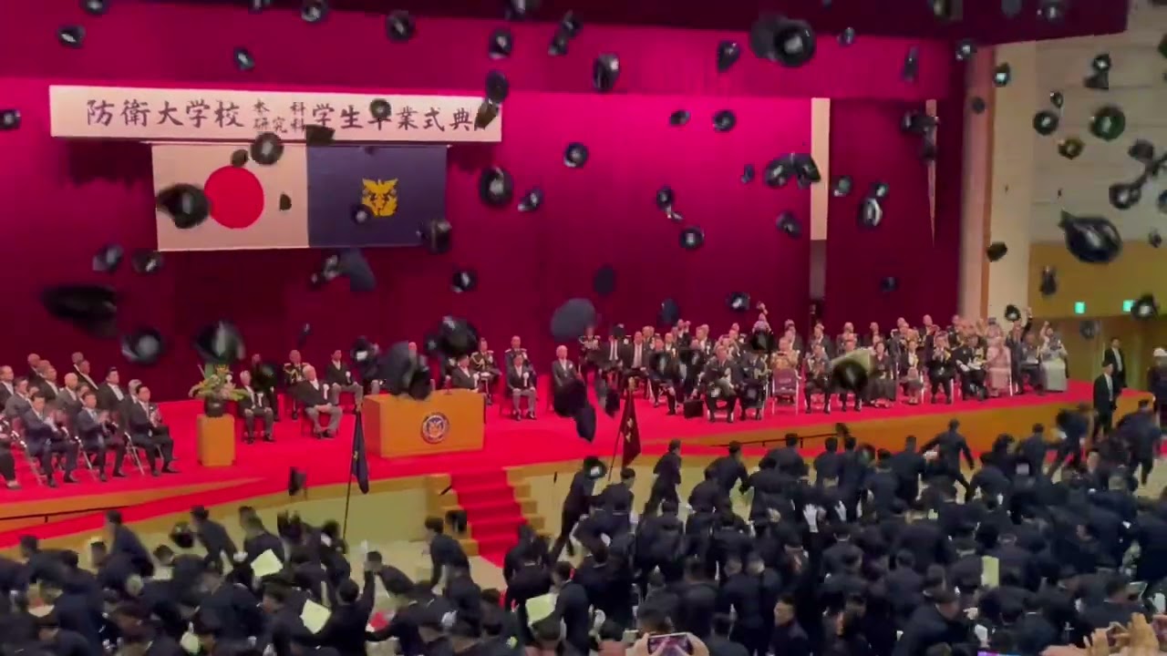 感動‼️✨】2025年 防衛大学校 卒業式 帽子投げ✨ The traditional