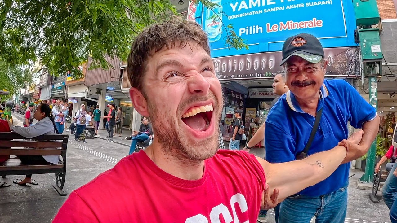 Индонезиец любит делать суровый массаж иностранке