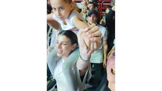 Emma Marrone Prende sulle spalle una bambina al concerto di Tananai