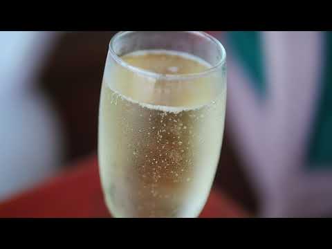 Champagne in Slow Motion (96 FPS)