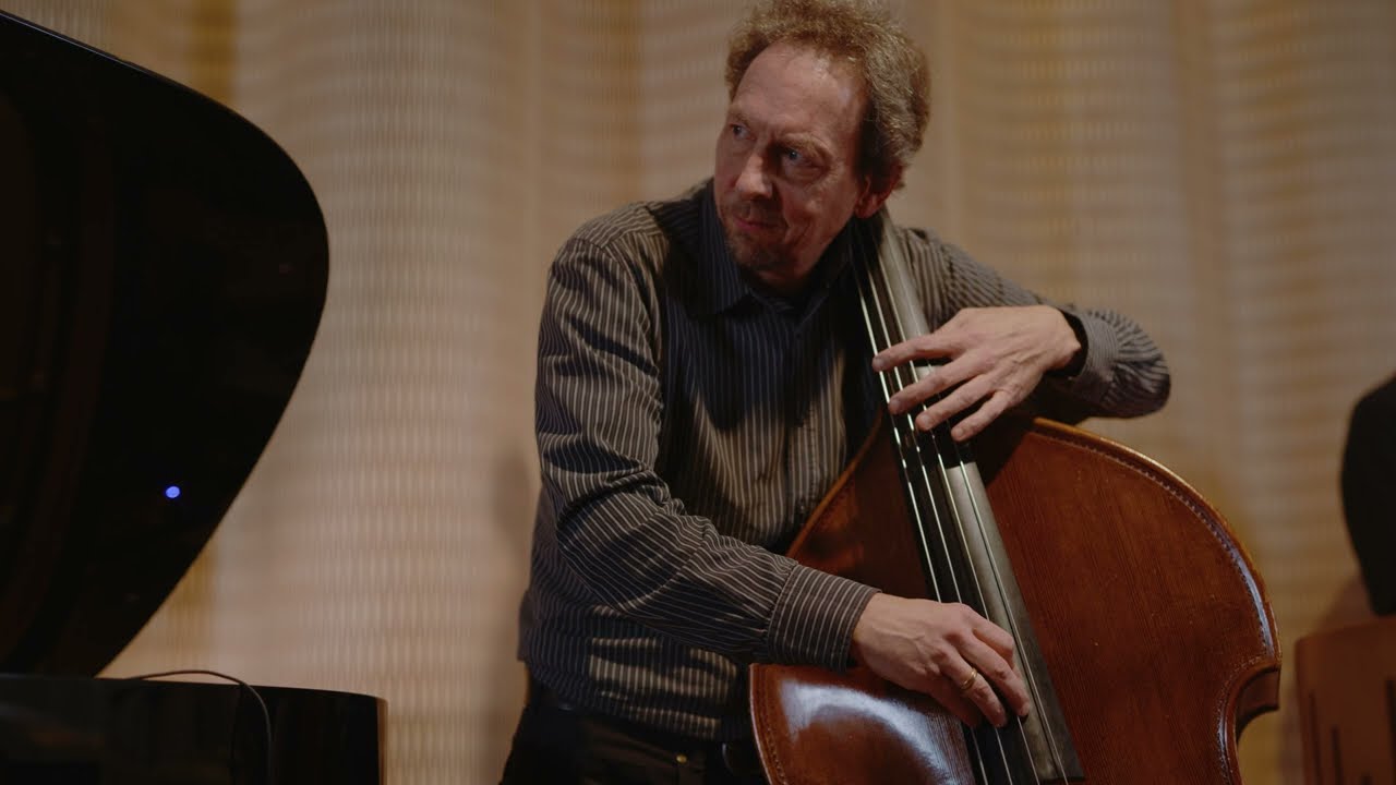 Guarda "Remembering" (Avishai Cohen) su YouTube Guarda "Remembering" (Avishai Cohen) su YouTube