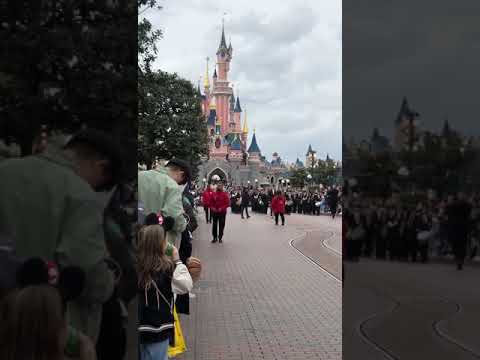 La banda de música de Xàbia tocando frente al castillo de Disneyland Paris
