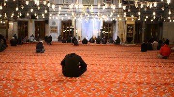 تلاوة رائعة لشاب في مسجد السلطان أحمد