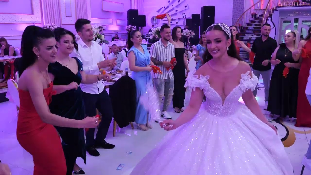 Super Dasem , Super Atmosfere nga Shoqnia