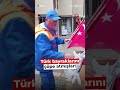 Çöplerden tek tek Türk bayrağı topladı!