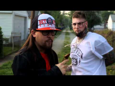 MNSTRS - LIL WAYNE REPTILIAN SHAPESHIFTER! KISSES DUDE ON MOUTH! PROOF!