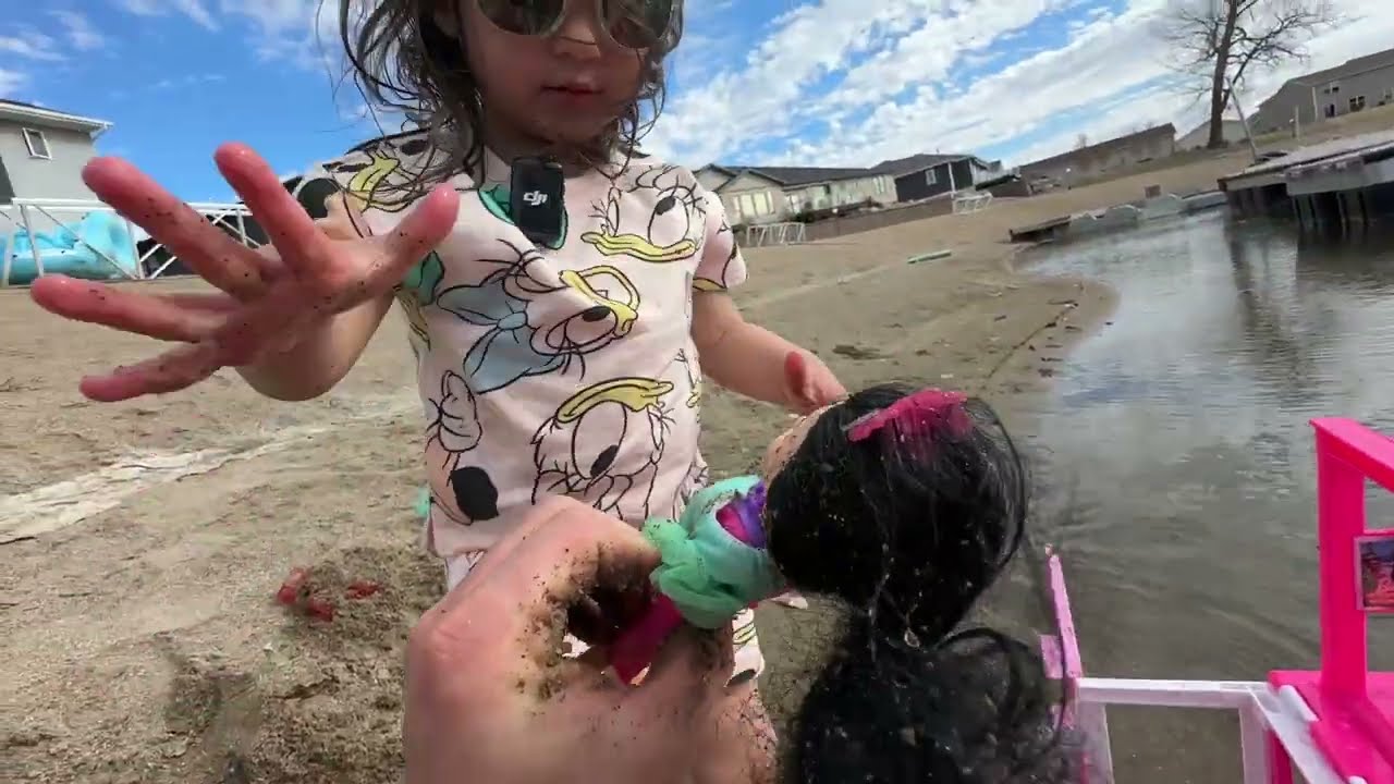 ПЛЯЖНЫЙ ДЕНЬ Барби с Оклинн! Анна зарыта в ПЕСОК, русалочка Ариэль в воде!!