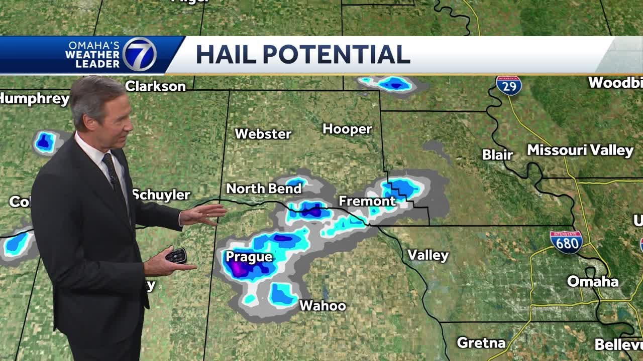 Tracking storms now around Omaha - YouTube