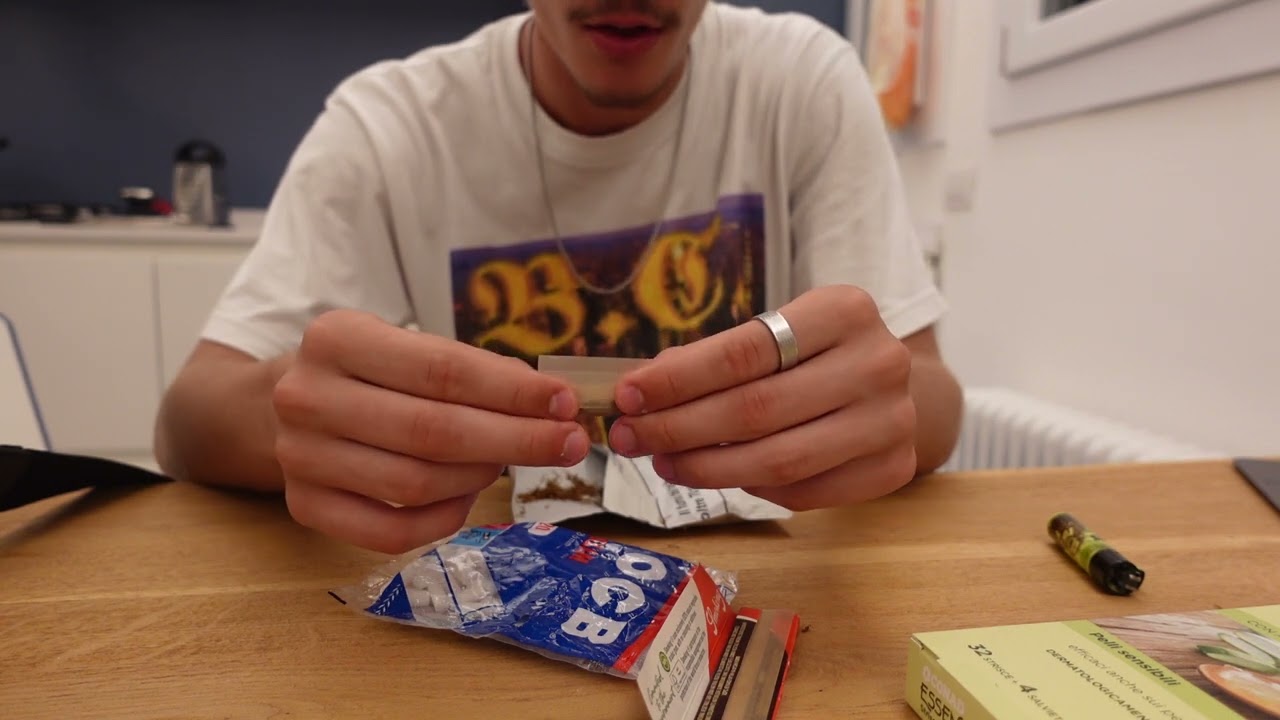 Raphaël vous apprend comment rouler une cigarette